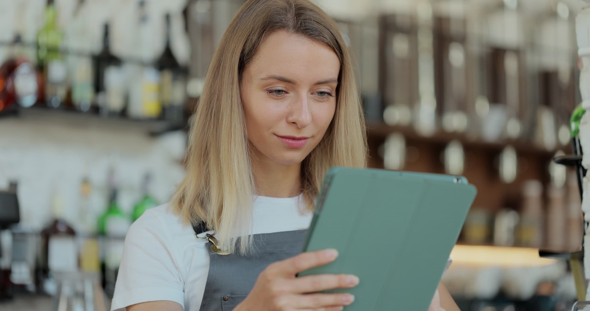 Commerçante utilisant une tablette dans son commerce